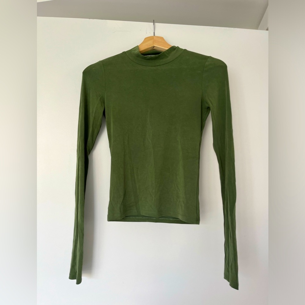Aritzia Soft turtle neck